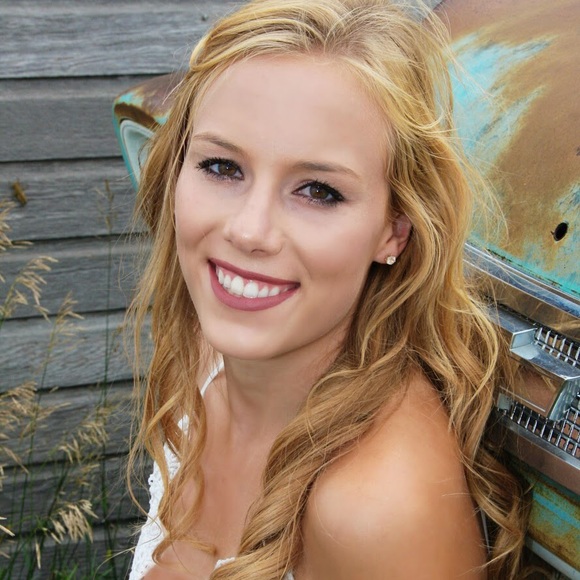 Profile Picture of Hannah Steinwart (@hsteinwart) on Poshmark