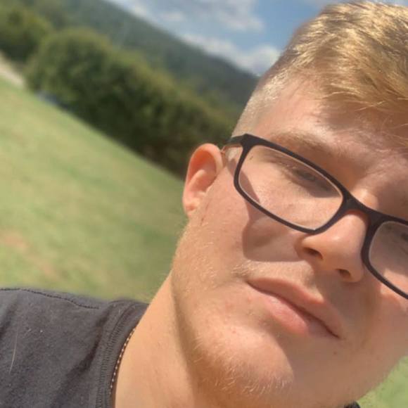 Profile Picture of Nicholas Groves (@nickg028) on Poshmark