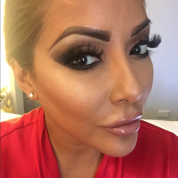 Profile Picture of Deanne Munoz (@kiaramia) on Poshmark