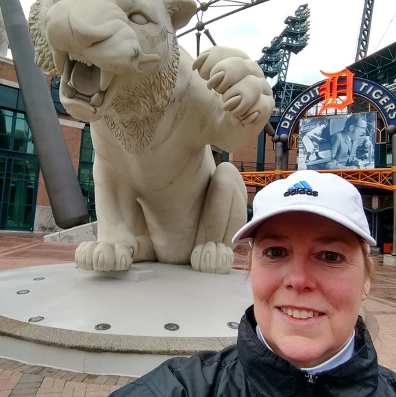 Sue Thornton - Poshmark Profile Picture of Sue Thornton (@sue_thornton) on Poshmark