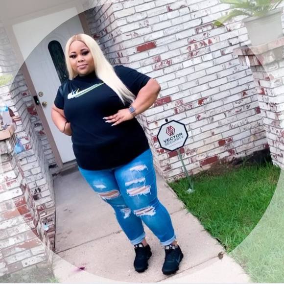 Profile Picture of Alexis Bassey (@abassey) on Poshmark