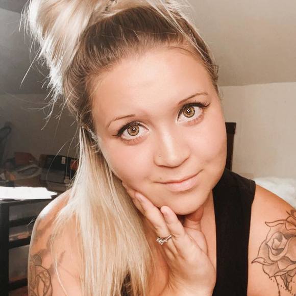 Profile Picture of Arianna Fernald (@arianna929) on Poshmark