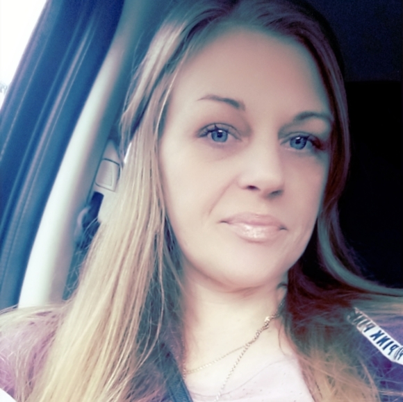 Profile Picture of Kate Handren (@katehandren2) on Poshmark