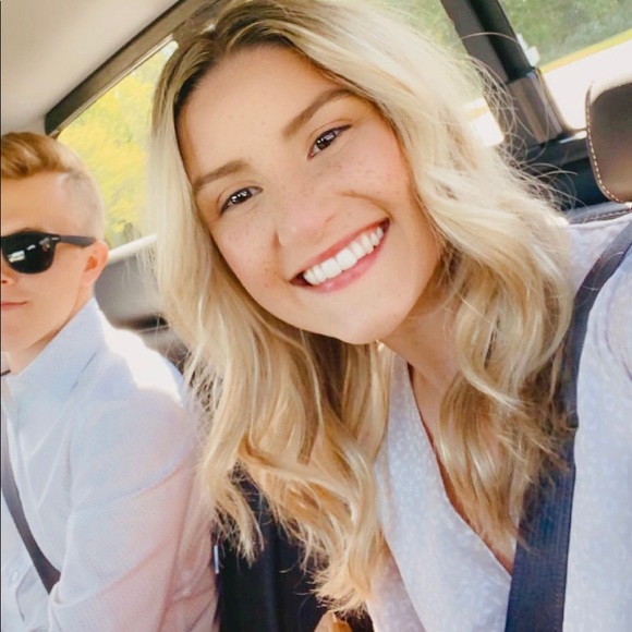 Profile Picture of Claudia Fink (@claudiafink21) on Poshmark