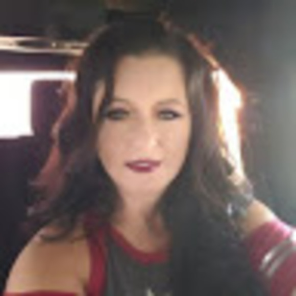 Profile Picture of Shelly Hullett (@shelly_hullett) on Poshmark