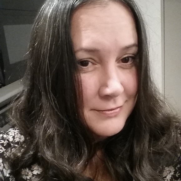 Profile Picture of Yvonne Devoy (@ydevoy) on Poshmark