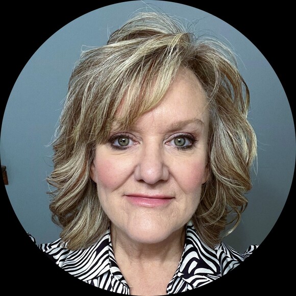 Profile Picture of Lisa Gresham (@lisargresham) on Poshmark