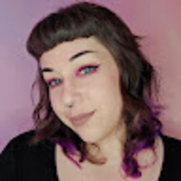 Profile Picture of Emily Mross (@emilymross24) on Poshmark