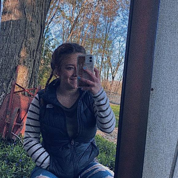 Profile Picture of Haley Leffler (@lefflerhaley_) on Poshmark