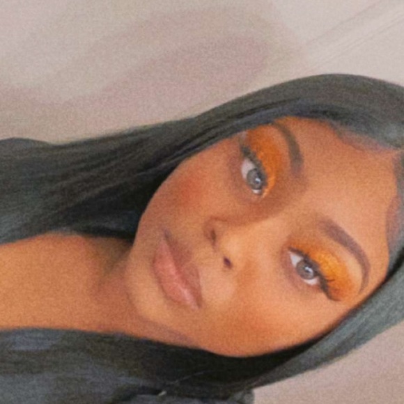 Profile Picture of Renee Renee (@mariummarium) on Poshmark