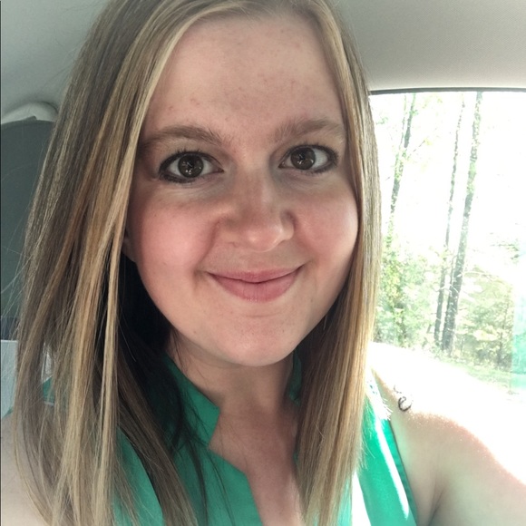Profile Picture of Laura Shugart (@shugartl) on Poshmark
