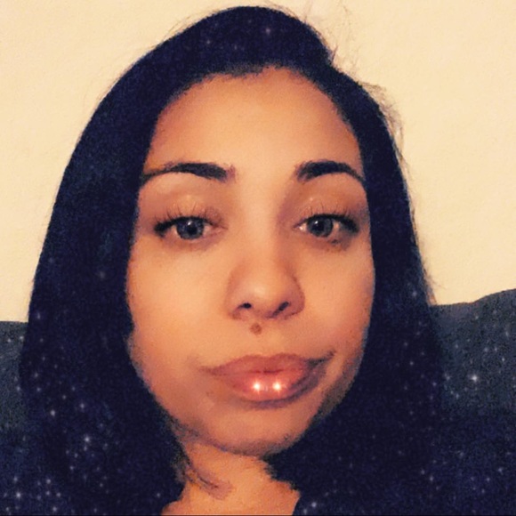 Profile Picture of Jessika Benevides (@jessbenevides) on Poshmark