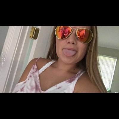 Profile Picture of Lauren Mickle (@Lauren_Hawks02) on Twitter