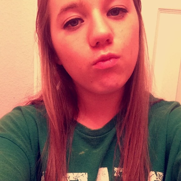 Profile Picture of Emily Buffington (@em_buff) on Poshmark