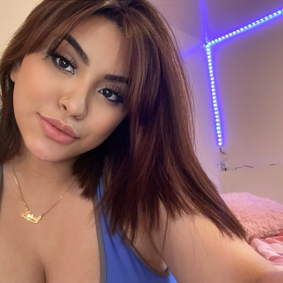 Profile Picture of Andrea Barron (@andreabarron004) on Poshmark