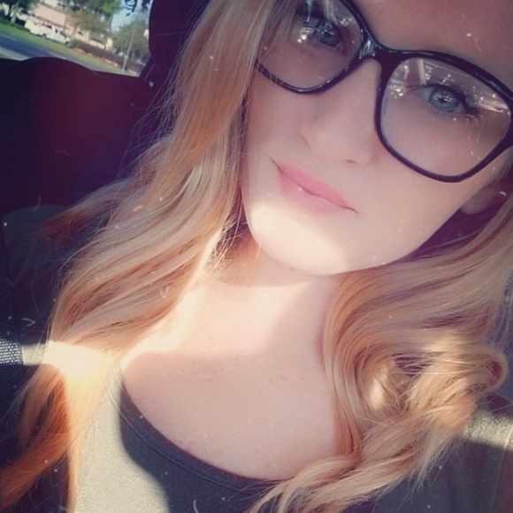 Profile Picture of Amber Talbot (@amberbugs14) on Poshmark