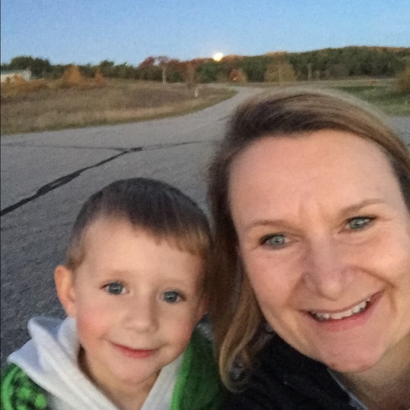 Profile Picture of Julie Dropik (@jldropik) on Poshmark