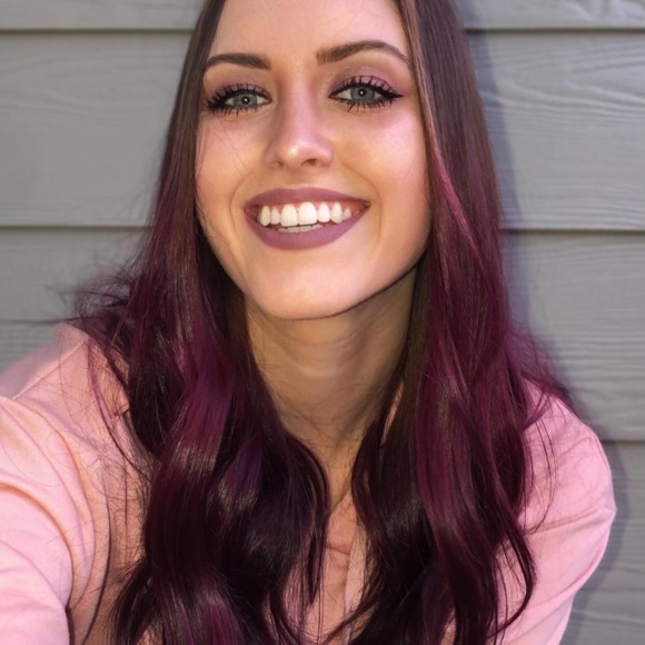 Profile Picture of Taylor Pettitt (@taylorrleighann) on Poshmark