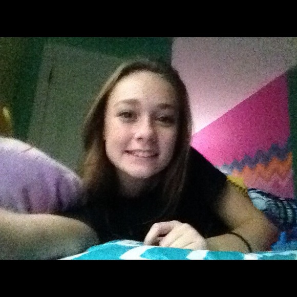 Profile Picture of Blakely Yates (@blakelyyates) on Poshmark