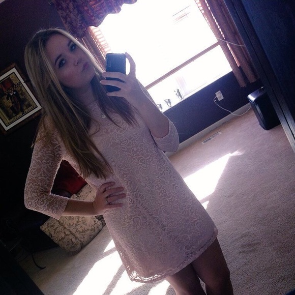 Profile Picture of Nicole Angier (@nicoleangier) on Poshmark