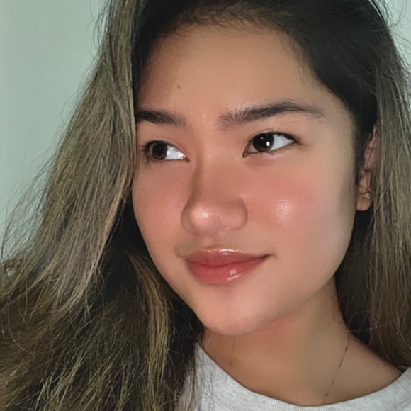 Profile Picture of Shadale Guinto (@shadeyl_mariii) on Poshmark
