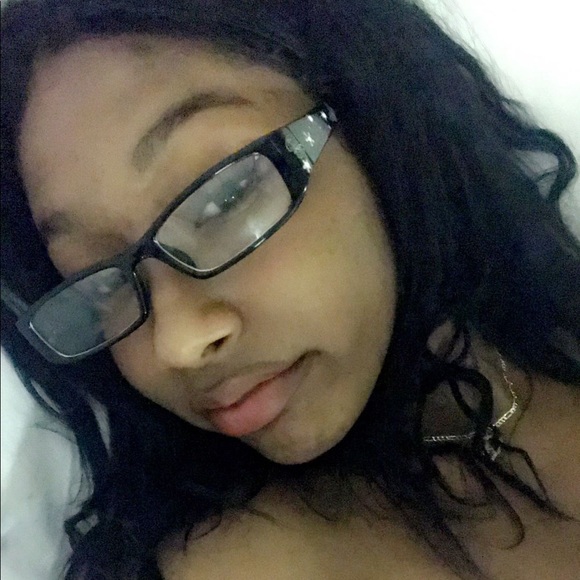 Profile Picture of Yex Yex (@bbyyex) on Poshmark