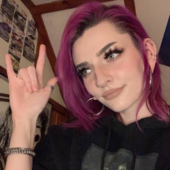 Profile Picture of Maia Kern (@mkern7) on Poshmark