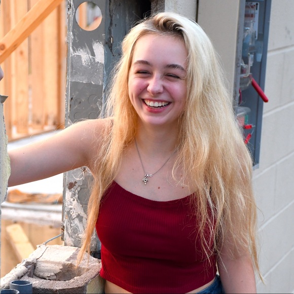 Profile Picture of Amy Schneider (@amyschneider43) on Poshmark