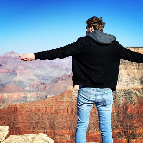 Profile Picture of Alan Mitchell (@alanmitchell22) on Poshmark