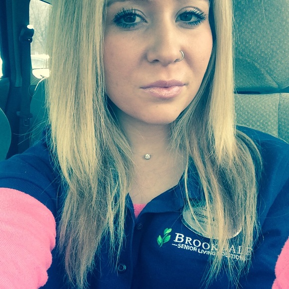 Profile Picture of Brooke Midgley (@brookie0910) on Poshmark