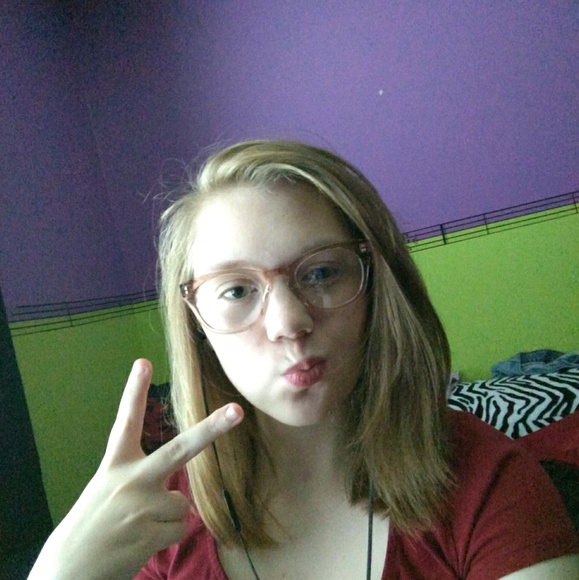 Profile Picture of Abigail Beumel (@abi_bee) on Poshmark