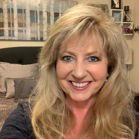 Profile Picture of Lori Sexton (@lorids68) on Poshmark