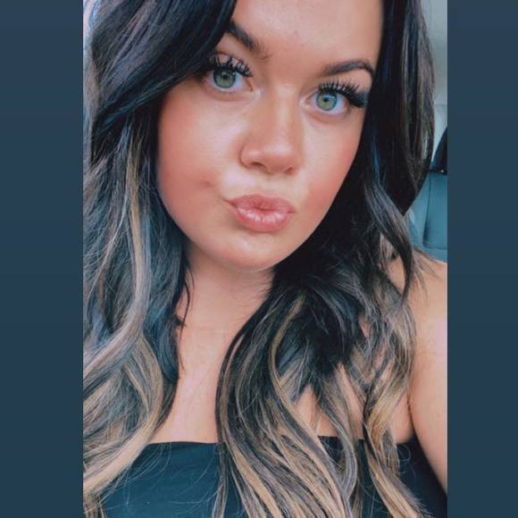 Profile Picture of Felicity Cioni (@fillisilly) on Poshmark