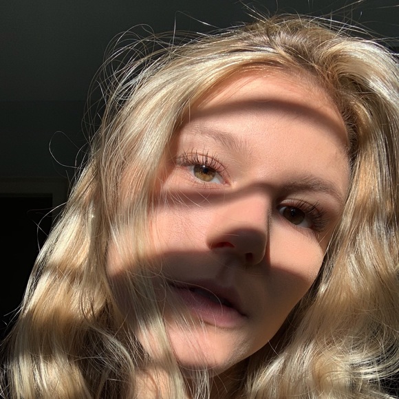 Profile Picture of Ellie Olszeski (@e_olszeski) on Poshmark