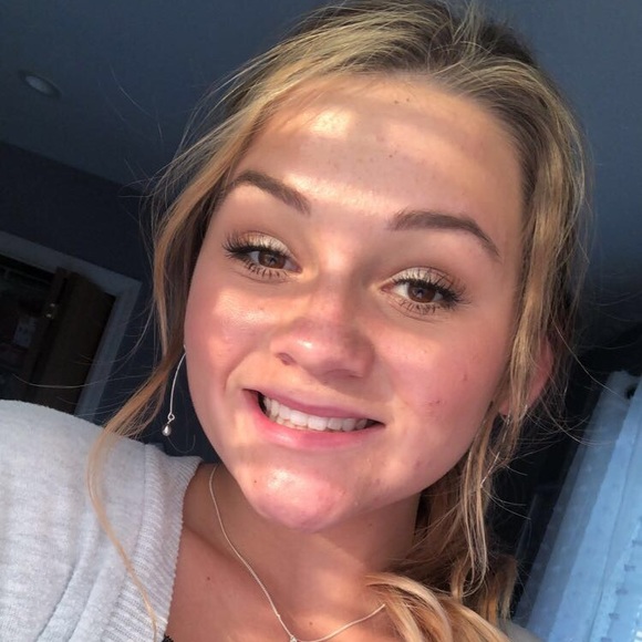 Profile Picture of Alyssa Hujar (@alyssahujar) on Poshmark