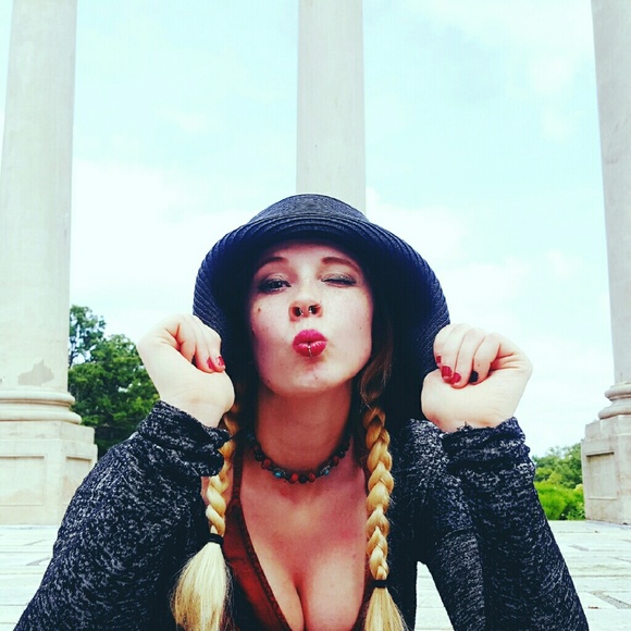 Profile Picture of Jesslynn Mccauley (@roselen_luna) on Poshmark