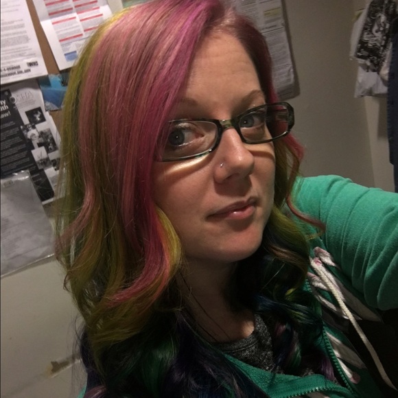 Profile Picture of Alisha Leogrande (@alishaleo) on Poshmark