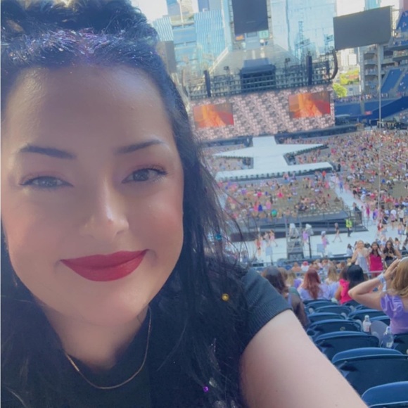 Profile Picture of Terra Rushing (@itsmeterra) on Poshmark