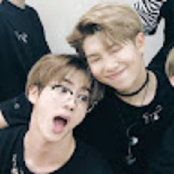 Profile Picture of Alyxx Chamberlain (@alyxxccc) on Poshmark