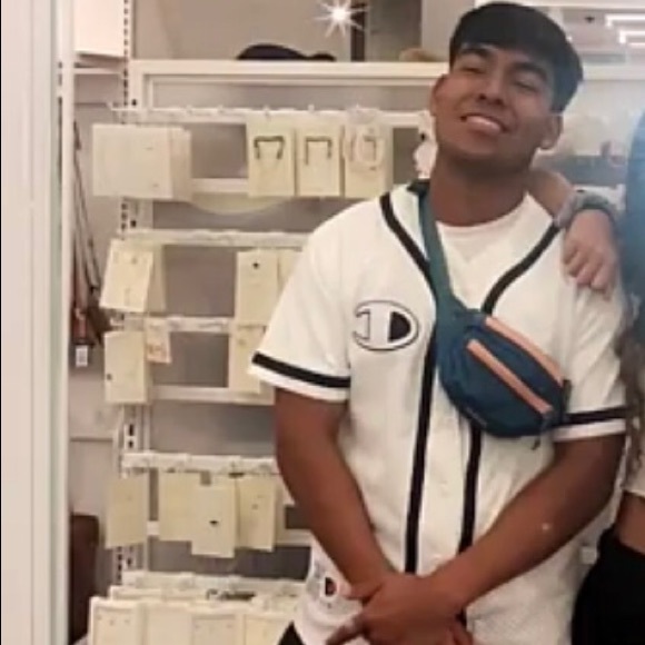 Profile Picture of Chris Leon (@chrisleon9940) on Poshmark