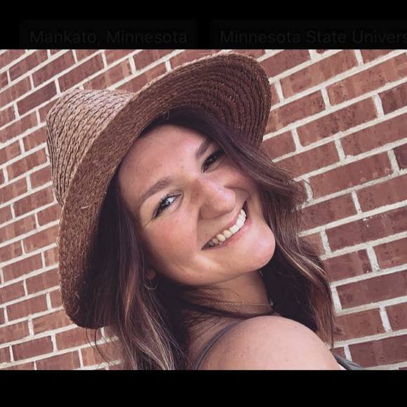 Profile Picture of Lizzie Cooling (@lizcooling) on Poshmark