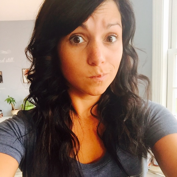 Profile Picture of Samantha Dichiara (@sdichiar) on Poshmark