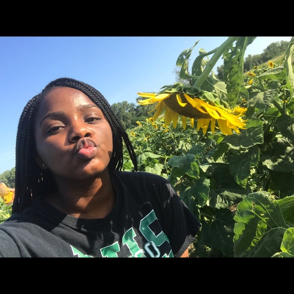 Profile Picture of Britney Wallace (@brit425) on Poshmark