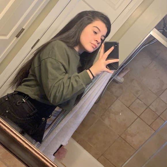 Profile Picture of Amanda Hastenreiter (@amandaoliveirar) on Poshmark