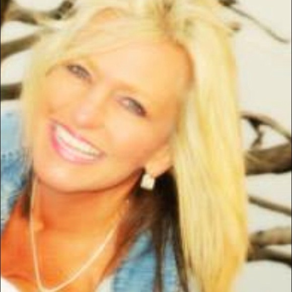 Profile Picture of Robin Moxley (@robinmoxley) on Poshmark
