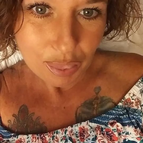 Profile Picture of Lisa Hayes (@lisahayes_13) on Poshmark