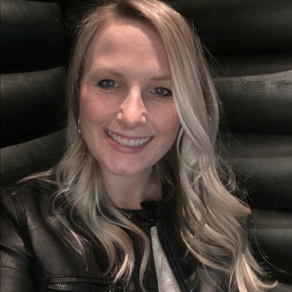 Profile Picture of Kristy Holland (@kristynoodles) on Poshmark
