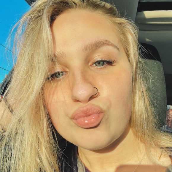 Profile Picture of Hannah Bechakas (@hannahbechakas) on Poshmark