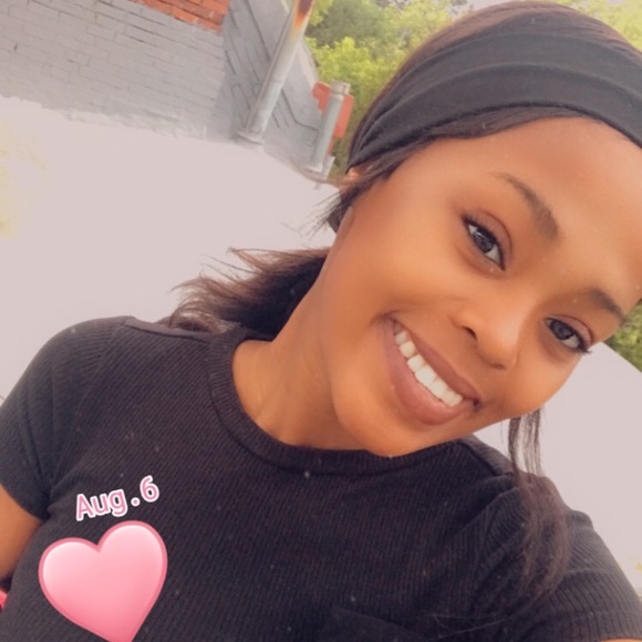 Profile Picture of Cassiie Mncube (@cassiiem) on Poshmark