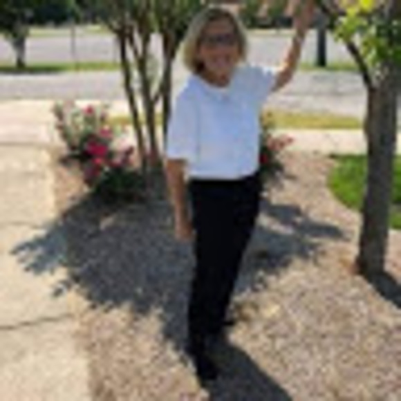 Profile Picture of Linda Creighton (@cr8ton56) on Poshmark